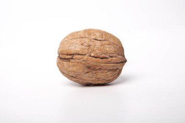 Beyaz arka planda ceviz. Sağlıklı yemek ve atıştırmalık..