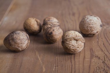 Ahşap arka planda ceviz. Sağlıklı yemek ve atıştırmalık..