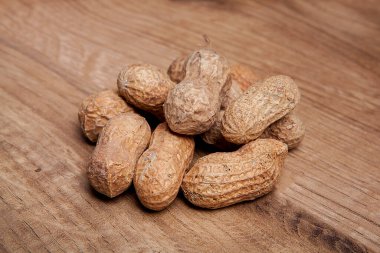 Tahta masada yer fıstığı. Sağlıklı yemek ve atıştırmalık..