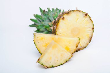  Olgun ananas beyaz arkaplanda izole. 