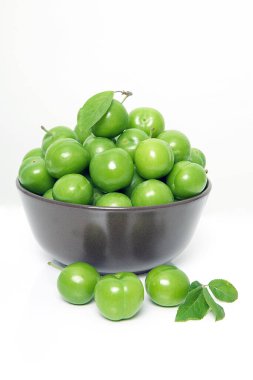 Beyaz arka planda güzel yeşil erik. Organik meyve kavramları.