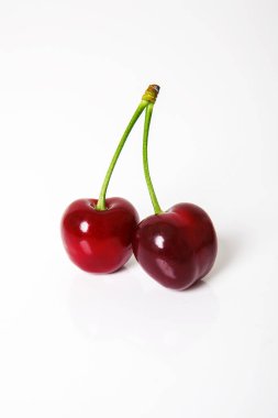 Beyaz arka planda güzel kırmızı taze kirazlar. Organik meyve kavramları. 