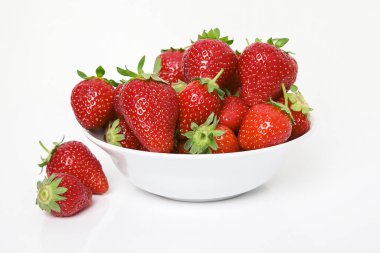 Beyaz arka planda güzel kırmızı taze çilek. Organik meyve kavramları. 