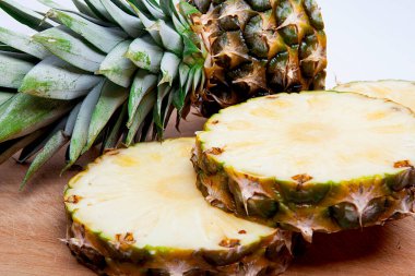  Olgun ananas ahşap zemin üzerinde izole. 