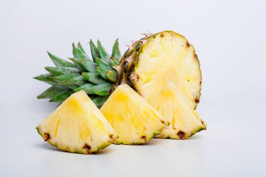  Olgun ananas beyaz arkaplanda izole. 