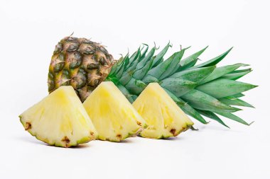  Olgun ananas beyaz arkaplanda izole. 