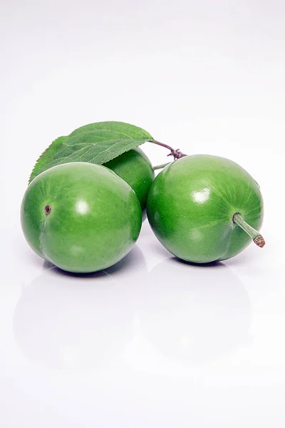 Beautiful Green Fresh Plum White Background Organic Fruit Concepts — Stock Photo, Image