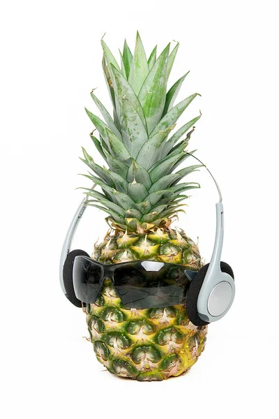 Rijp Ananas Met Zonnebril Een Witte Achtergrond — Stockfoto