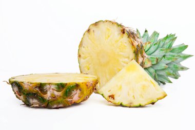  Olgun ananas beyaz arkaplanda izole. 