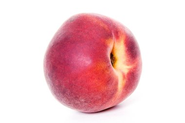 Beyaz arka planda taze organik şeftaliler. 