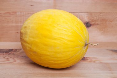 Ahşap zemin üzerinde kavun. 