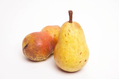  Güzel, taze, sarı armut beyaz arka planda izole..