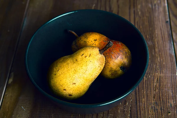 Beautiful Fresh Yellow Pear Isolated Wooden Background — Stock Photo, Image