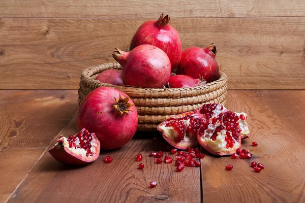 Rood Sappige Granaatappel Heel Gebroken Donker Rustieke Houten Tafel — Stockfoto