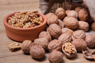 Tahta masadaki çuvalda cevizler. Sağlıklı yemek ve atıştırmalık..