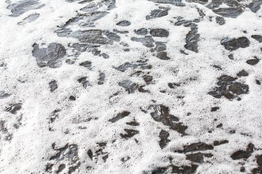 Deniz suyu ve kum dalgası.