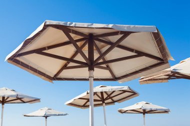 Deniz kenarında ve güneşli bir günde plaj şemsiyeleri. 