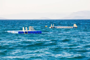 Plaj, deniz, yaz ve eğlence konsepti - Sahildeki iskele.