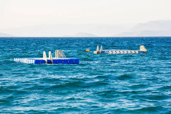 Plaj, deniz, yaz ve eğlence konsepti - Sahildeki iskele.