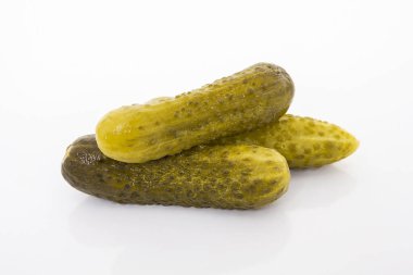 Salamura edilmiş salatalık turşusu beyaz arka planda izole edilmiş..