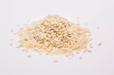 Beyaz arkaplanda susam yığını.