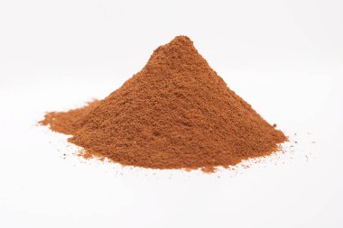 Tarçın yığını beyaz arkaplan.