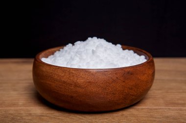  Kaba kaya tanecikleri ya da ahşap masadaki kaselerdeki deniz tuzu..