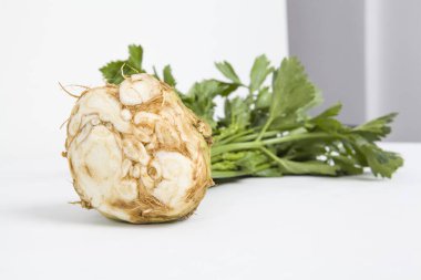  Beyaz arka planda kereviz. Sağlıklı gıda konsepti.