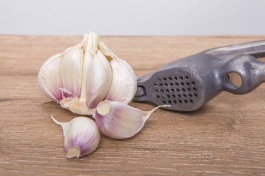  Ahşap zemin üzerinde tam sarımsak ve karanfil..