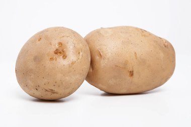 Beyaz arka planda patatesler.