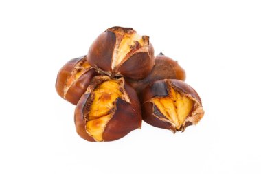 Eski beyaz bir masada kavrulmuş kestane.