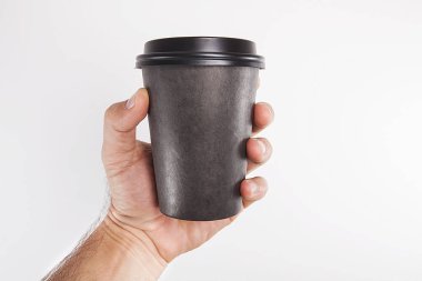 Genç adam beyaz arka planda kahve içiyor. Tek kullanımlık kahve fincanı beyaz arka planda.. 