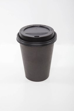  Tek kullanımlık kahve fincanı beyaz arka planda.. 