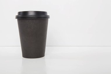  Tek kullanımlık kahve fincanı beyaz arka planda.. 