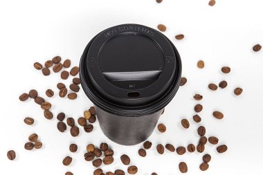  Tek kullanımlık kahve fincanı beyaz arka planda.. 