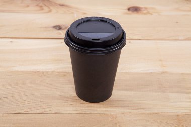  Tek kullanımlık kahve fincanı ahşap arka planda. 