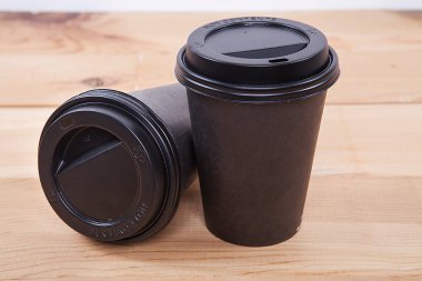  Tek kullanımlık kahve fincanı ahşap arka planda. 