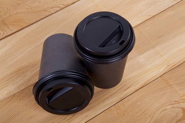  Tek kullanımlık kahve fincanı ahşap arka planda. 