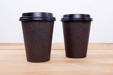  Tek kullanımlık kahve fincanı ahşap arka planda. 