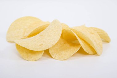 Patates cipsi beyaz arkaplanda izole.