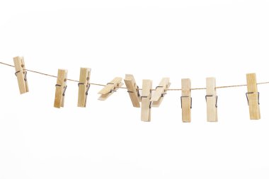 Ahşap askılar beyaz arka planda izole edilmiş..