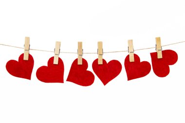 Beyaz arka planda kırmızı kalp işareti var. Kalp, aşk ve sevgililer günü konsepti.