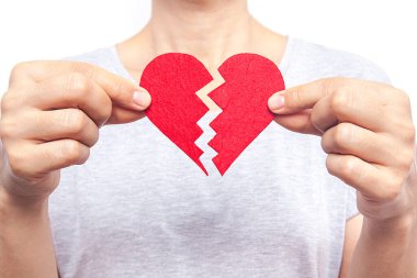  Kadının elinde kırık bir kalp var..