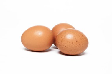  Beyaz zemin üzerinde organik yumurtalar