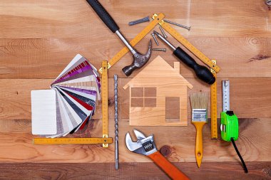 Renk örnekleri, dekoratif ev, ahşap masa arkasında ahşap sayaç ve onarım malzemeleri.. 