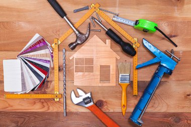 Renk örnekleri, dekoratif ev, ahşap masa arkasında ahşap sayaç ve onarım malzemeleri.. 