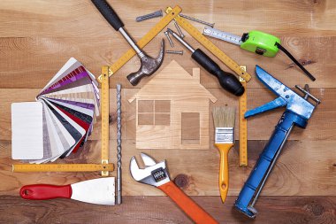 Renk örnekleri, dekoratif ev, ahşap masa arkasında ahşap sayaç ve onarım malzemeleri.. 