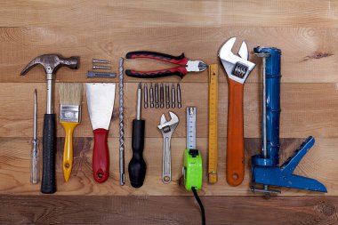  Ahşap masa arkasında onarım malzemeleri