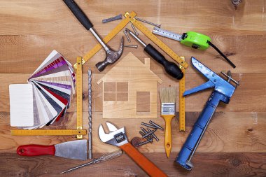 Renk örnekleri, dekoratif ev, ahşap masa arkasında ahşap sayaç ve onarım malzemeleri.. 