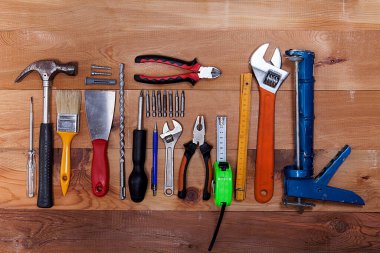  Ahşap masa arkasında onarım malzemeleri